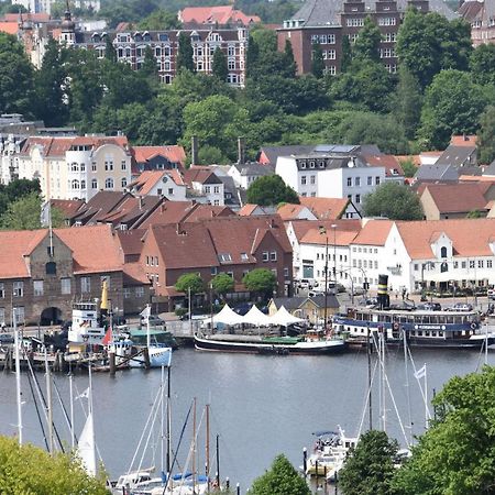Fewo1846 - Bellevue - Sonnige 2-Zimmer-Wohnung Mit Balkon Und Hafenblick เฟลนส์บวร์ก ภายนอก รูปภาพ